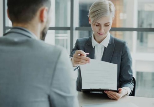 Koniec ery CV? Firmy stawiają na kompetencje zamiast dyplomów