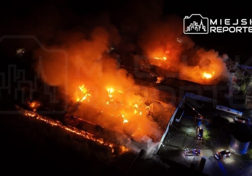 Ogromny pożar zakładu przetwórstwa warzywnego. Płoną trzy połączone hale