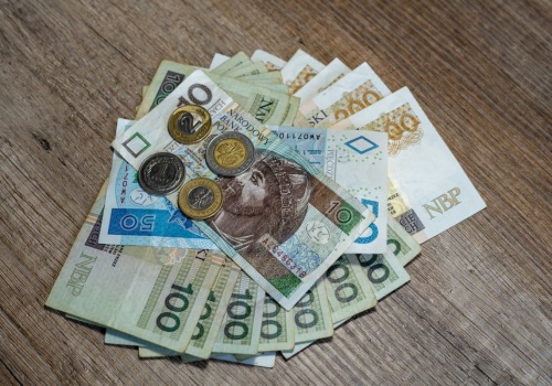 Nawet 9000 zł na rękę i mieszkanie w pakiecie. Praca szuka człowieka, rekrutacja ruszyła