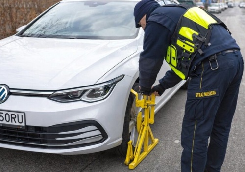 Blokada na kole to nie zawsze mandat. Kierowcy często o tym nie wiedzą