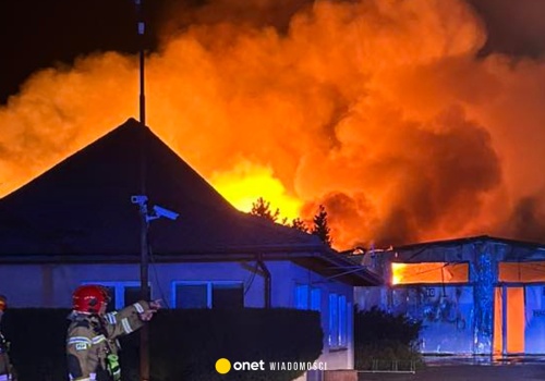 Potężny pożar hal pod Warszawą. Na miejscu kilkadziesiąt zastępów strażaków