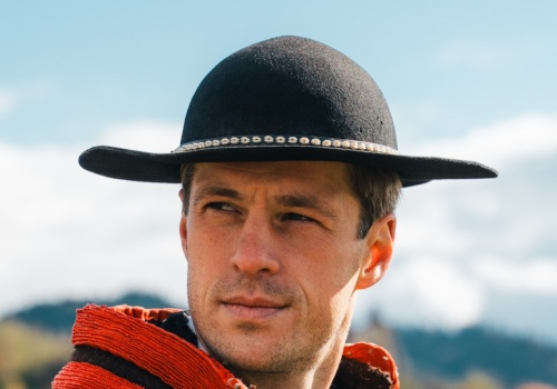 Przystojniak na tle „naszych” gór przyciąga uwagę. Model z USA promuje Zakopane