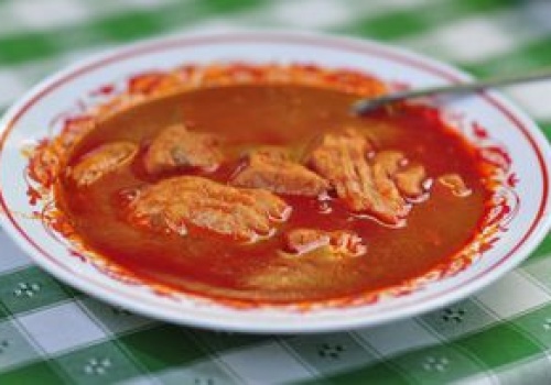 Węgrzy jedzą od dawna, ale Polakom też smakuje. Przepis na tę zupę ma już 150 lat