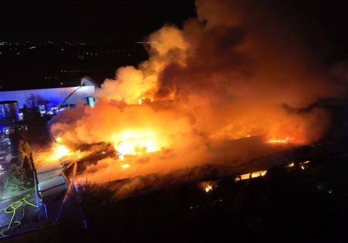 Wielki pożar pod Warszawą. Płonie zakład przetwórstwa warzywnego. Ranny strażak podczas akcji