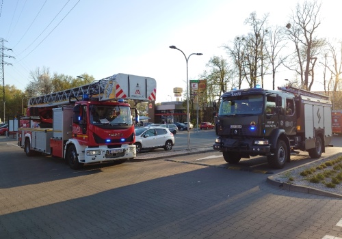 Skrzyżowanie z kamerami. Co zrobić, gdy nadjeżdża pojazd uprzywilejowany?
