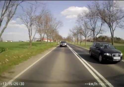 Wyprzedzał na zakazie i podwójnej ciągłej. Manewr zarejestrowała samochodowa kamera