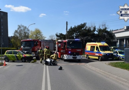 Groźny wypadek z udziałem samochodu osobowego i motocyklisty w Zawierciu