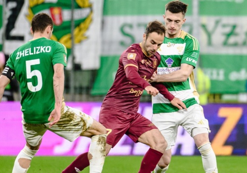 Ivan Żelizko narzeka na murawę. „Chcemy grać w piłkę, ale jest trudno”