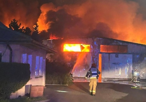 Płoną hale magazynowe na Mazowszu. Jeden ze strażaków ranny