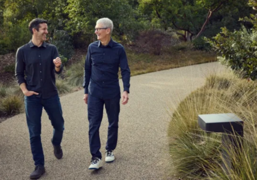 Tim Cook rezygnuje z funkcji CEO Apple’a. Kim jest John Ternus, jego następca?