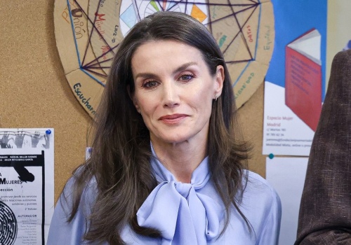 Królowa Letizia udowadnia, że koszula z kokardą to must-have 2026