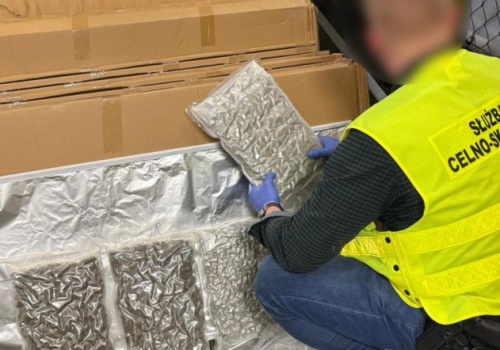 W przesyłce miały być panele LED. Celnicy znaleźli nielegalny towar za 4,5 mln zł