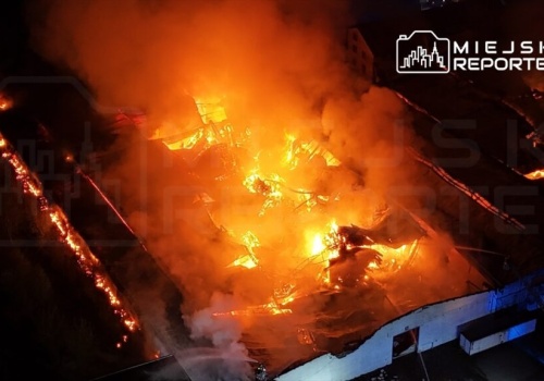 Wielka akcja straży w Bramkach. Pożar objął kompleks hal produkcyjnych