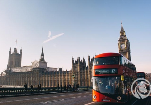Brytyjski rynek pracy zaskakuje: bezrobocie spada do 4,9%, wynagrodzenia wciąż rosną