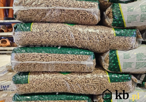 Kupił tani pellet i musiał wzywać straż. Z pieca poszedł ostry zapach