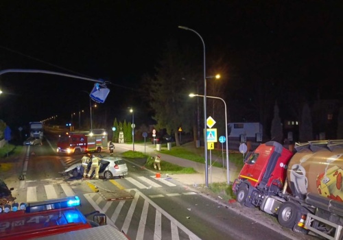 Groźny wypadek pod Radomiem. Strażacy wycinali zakleszczonego mężczyznę. Jedna osoba trafiła do szpitala