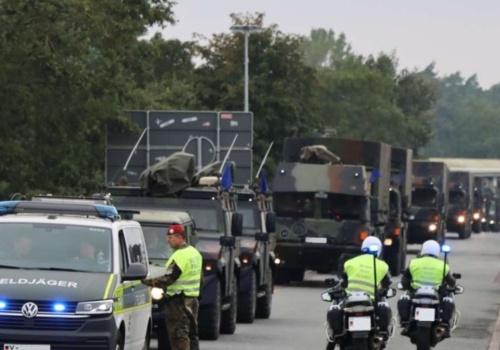 Długie kolumny pojazdów wojskowych ciągną przez Niemcy. Wydano pilne komunikaty