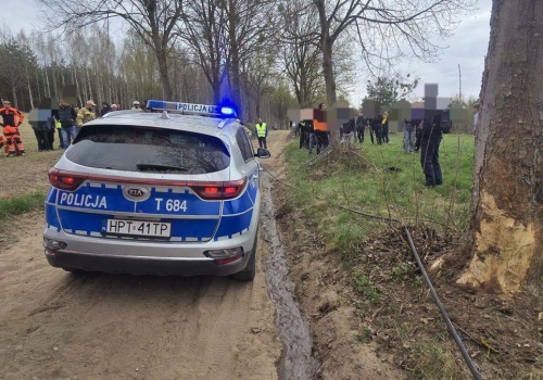 Subaru roztrzaskane o drzewo podczas rajdu w warmińsko-mazurskim. Kibice ruszyli na ratunek
