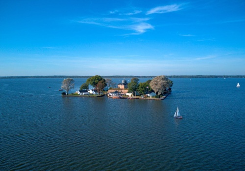 Wyspę zbudowano od zera na jeziorze. Dziś przyciąga turystów z całej Europy
