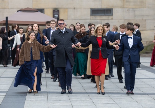 Maturzyści zatańczyli poloneza w centrum Bielska-Białej. Wspólny taniec z prezydentem miasta