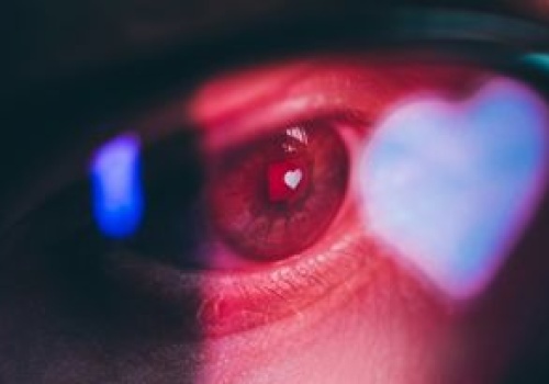 Walka z botami. Tinder i Zoom wprowadzają skan tęczówki