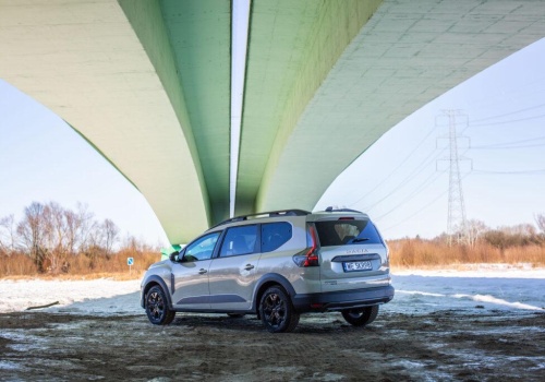 Sezonowy boom na 7-miejscowe samochody w Polsce. Dacia Jogger i Peugeot 5008 w Top 10