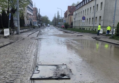 Poważna awaria przy Urzędzie Skarbowym w Opolu. Droga zamknięta, są objazdy MZK