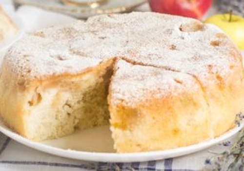 Przepis na ciasto budyniowe z jabłkami. Wychodzi wilgotne i mięciutkie jak gąbeczka