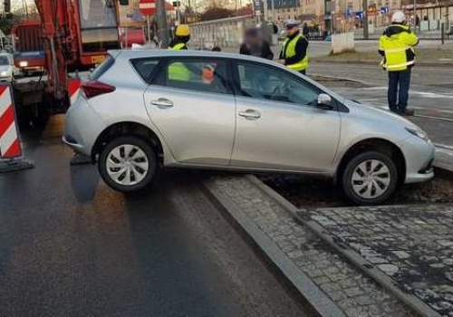 Olsztyn. 48-latek zawisł na krawężniku. Kierowca miał prawie 4 promile