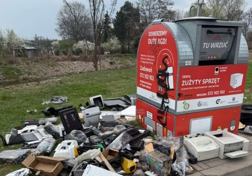 Miało być łatwiej, jest… brudniej. Śmietniska przy pojemnikach na elektroodpady