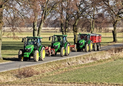 Jeden model, trzy przekładnie. Testujemy ciągniki John Deere 5105M