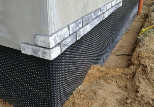 Hydroizolacja fundamentów bez błędów. Ochrona domu przed wodą i wilgocią