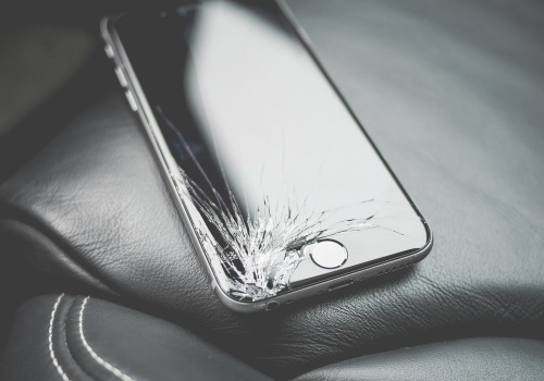 Zbiłeś szybkę w telefonie? Sprawdź, czy gwarancja obejmie darmową naprawę