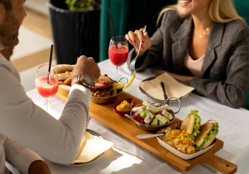 Po tym poznasz, że spotykasz się z narcyzem. Zrób mu taki test w restauracji