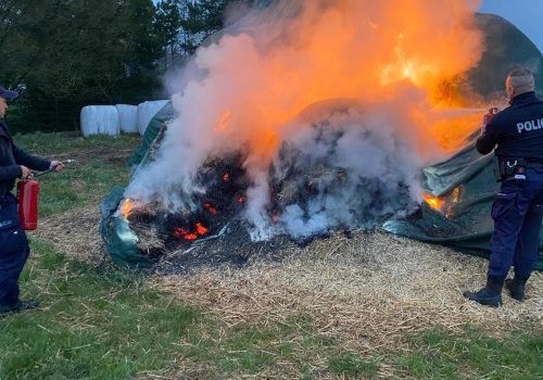 Ognisty foch. Nie wpuścili go do domu, więc podpalił rodzicom siano