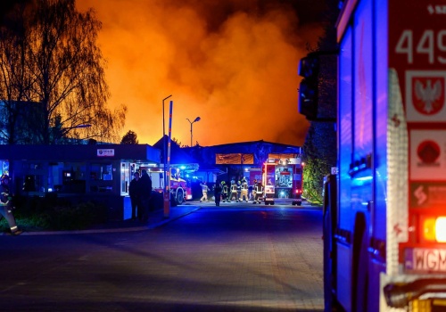 W Bramkach spłonęły hale. Na miejscu ponad 50 zastępów