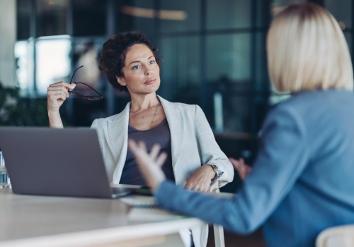 Co mówić, gdy ktoś cię znieważa w pracy? 10 odpowiedzi z klasą na złośliwe docinki współpracowników