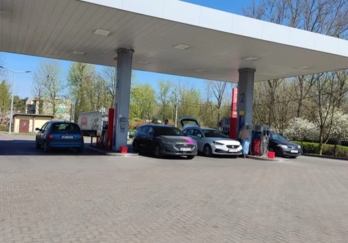 21 kwietni tańsze paliwo na stacjach benzynowych. Olej napędowy taniej o 38 groszy, benzyna o 8-9 groszy na litrze