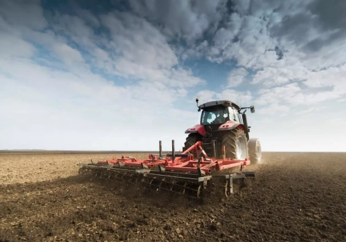 Prawo jazdy kategorii B a maszyny rolnicze: czym wolno się poruszać, a co wymaga dodatkowych uprawnień?