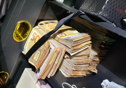 Nalot policji na firmy transportowe. Zabezpieczono gotówkę i broń