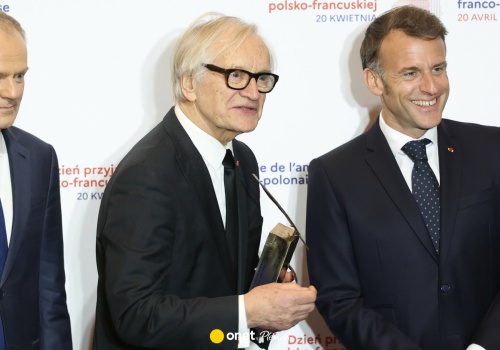 Emmanuel Macron wręczył nagrodę Andrzejowi Sewerynowi. 