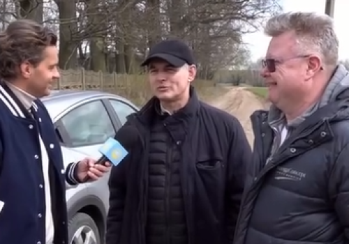 Kobieta stała z przebitą oponą. Pomogło jej… dwóch księży