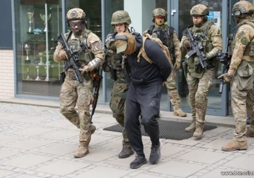 Uzbrojony napastnik na AWL we Wrocławiu. Kontrterroryści ćwiczyli odbijanie zakładników