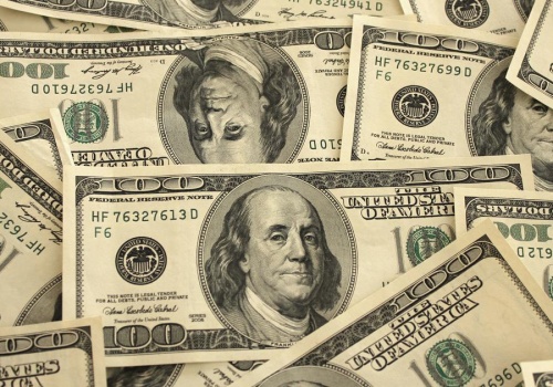 Słabnący dolar pod presją rynku opcji. Fundusze zwiększają zakłady na spadki