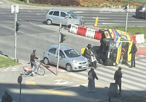 Karetka przewróciła się na Rondzie Zesłańców Syberyjskich po zderzeniu z oplem