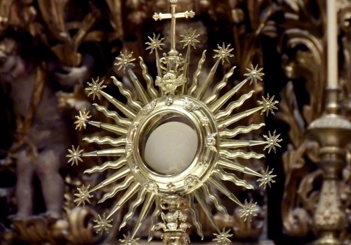 Złote kolczyki na komunię dla dziewczynki – jak wybrać pamiątkę, która zostanie z nią na lata?