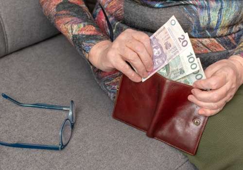 Prawie 400 zł co miesiąc dla starszych osób. Ważny jest rok urodzenia