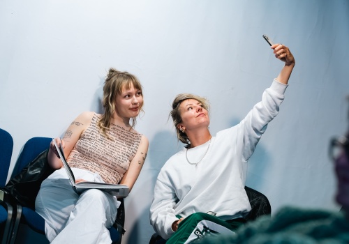 Uwaga! Zgłoszenia tylko do jutra! Teatr Jaracza poszukuje statystek i statystów do spektaklu o słynnym projektancie mody Arkadiusie