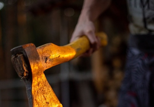 Groza w Jeżowem! Ruszył na policjantów z siekierą – tylko chwila dzieliła od tragedii