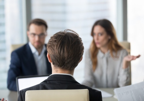 „Tak się ucieszył z zatrudnienia, że pierwszego dnia pracy został dyscyplinarnie zwolniony”. Specjaliści od HR opowiadają o najdziwniejszych rekrutacjach